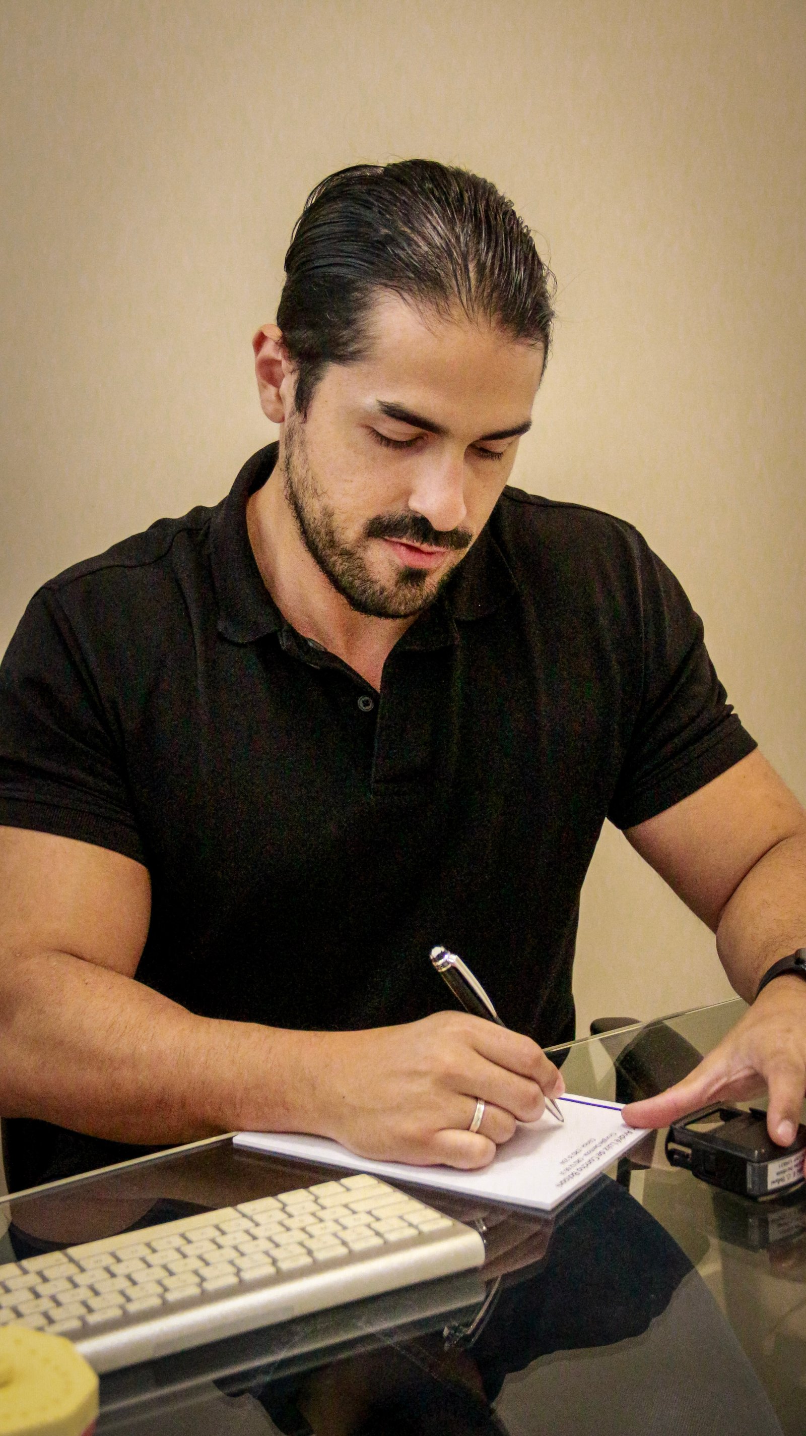 Dr. André Luiz Concha Bolsoni assinando documentação clínica