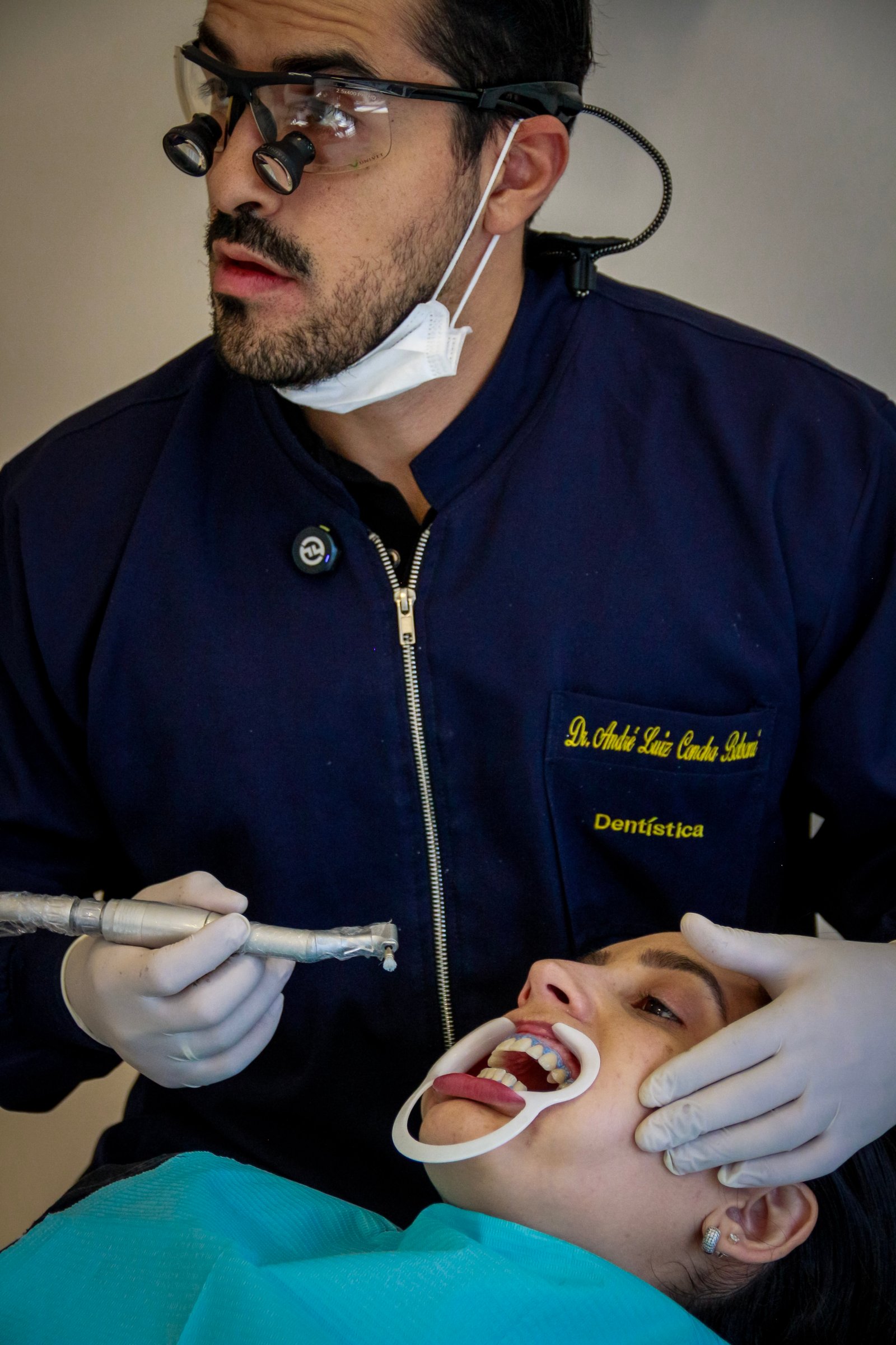 Dr. André Luiz Concha Bolsoni atendendo paciente